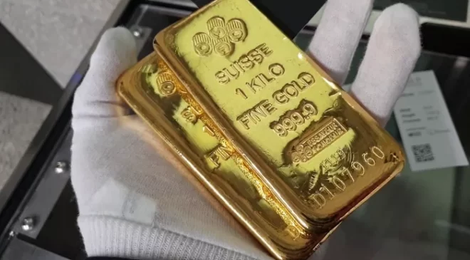 Ons altın 2000 doların üzerinde zorlanıyor
