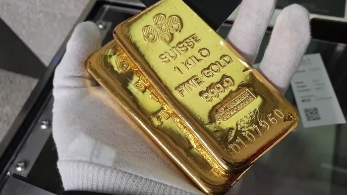 Ons altın 2000 doların üzerinde zorlanıyor