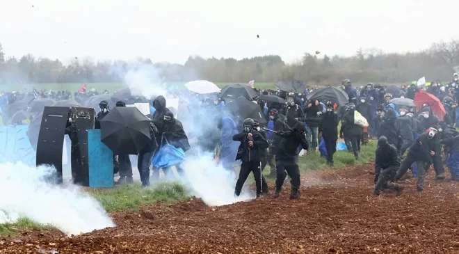 Fransa’da yapay su havzaları projesi protesto edildi